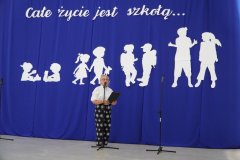 Pani wicedyrektor Marlena Błachowicz gratuluje na forum szkoły laureatom konkursów przedmiotowych.