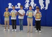Nagrodzeni laureaci międzynarodowego konkursu ,,Kangur Matematyczny” dumnie prezentują pamiątkowe książki i dyplomy.