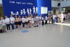 Uczniowie klasy 3e otrzymują na forum szkoły pamiątkowe książki i dyplomy z okazji ukończenia pierwszego etapu edukacyjnego.