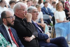 Dyrektor pan Janusz Banasiak,  Proboszcz Parafii św Wojciecha ks. Jerzy Ławicki oraz   Przedstawiciel Rady Rodziców pan Przemysław Zieliński. 