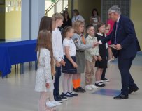 Dyrektor SP nr 22 pan Janusz Banasiak wraz z uczniami klasy 2. 