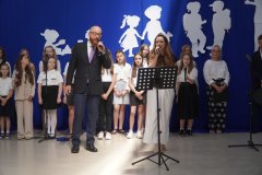 Pani Ewelina Dzięgielewska i pan Łukasz Grocki wraz z chórem TuTu podczas wykonywania piosenki "Pożegnalny ton". 