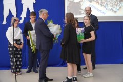 Dyrektor szkoły przyjmuje podziękowania od przedstawicieli Samorządu Uczniowskiego.
