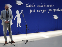 Na tle okolicznościowej dekoracji widać przewodniczącego Rady Rodziców - Pana Przemysława Zielińskiego, w czasie Jego wystąpienia.