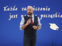 Na tle okolicznościowej dekoracji widać Zastępcę Prezydenta Miasta Płocka ds. Polityki Społecznej - Pana Łukasza Jankowskiego, podczas Jego wystąpienia.
