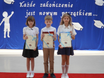 Na tle okolicznościowej dekoracji widać Laureatów Szkolnej Ligi Przedmiotowej z edukacji polonistycznej.