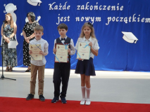 Na tle okolicznościowej dekoracji widać Laureatów Szkolnej Ligi Przedmiotowej z edukacji matematycznej.