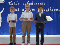 Na tle okolicznościowej dekoracji widać Laureatów Szkolnej Ligi Przedmiotowej z języka angielskiego.