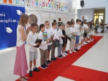Na tle okolicznościowej dekoracji widać Uczniów klasy 3d po otrzymaniu nagród – pamiątek ukończenia I etapu edukacji. Towarzyszy Im Wychowawczyni- Pani Magdalena Stefańska oraz Przewodniczący Rady Rodziców- Pan Przemysław Zieliński.
