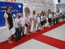 Na tle okolicznościowej dekoracji widać Uczniów klasy 3e po otrzymaniu nagród – pamiątek ukończenia I etapu edukacji. Towarzyszy Im Wychowawczyni- Pani Beata Chrobot - Tutkaj, Nauczycielka współorganizująca kształcenie- Pani Marzena Tomaszewska- Gdak, oraz Przewodniczący Rady Rodziców- Pan Przemysław Zieliński.
