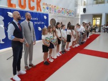 Na tle okolicznościowej dekoracji widać Uczniów klasy 3f po otrzymaniu nagród – pamiątek ukończenia I etapu edukacji. Towarzyszy Im Zastępca Prezydenta Miasta Płocka ds. Polityki Społecznej- Pan Łukasz Jankowski oraz Przewodniczący Rady Rodziców- Pan Przemysław Zieliński.