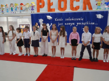 Na tle okolicznościowej dekoracji widać Przedstawicieli poszczególnych klas trzecich, podczas prezentacji wzruszającego programu słownego, w którym wspominali pierwsze szkolne dni, dziękowali Wychowawcom za cierpliwość i troskę, Rodzicom za codzienne wsparcie oraz całej społeczności szkolnej za wspólnie spędzone lata.