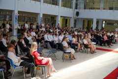 Absolwenci klas ósmych z Wychowawcami.