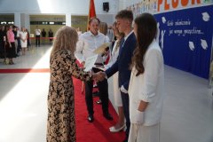 Pani Dyrektor składa ósmoklasistom podziękowanie za służbę w poczcie sztandarowym.