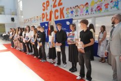 Na scenie stoją nagrodzeni Uczniowie klasy 8b wraz z Panią Wicedyrektor, Przewodniczącym Rady Rodziców i Wychowawcami.