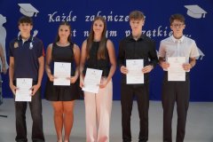 Na scenie stoją Uczniowie klas ósmych, którym przyznano stypendium naukowe.