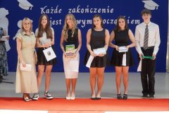 Na scenie stoją nagrodzeni Uczniowie klas ósmych – laureaci i finaliści konkursów kuratoryjnych i ogólnopolskich, wraz z Panią Dyrektor i  Przewodniczącym Rady Rodziców.