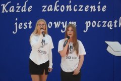 Na scenie stoją solistki chóru Tu Tu i śpiewają piosenkę.
