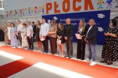 Na scenie stoją Rodzice uczniów klasy 8b nagrodzeni Listami Gratulacyjnymi.