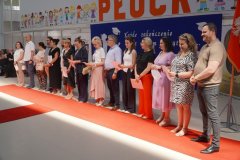 Na scenie stoją Rodzice uczniów klasy 8d nagrodzeni Listami Gratulacyjnymi.