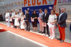 Na scenie stoją Rodzice uczniów klasy 8f nagrodzeni Listami Gratulacyjnymi.