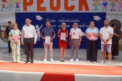 Na scenie stoją Rodzice uczniów klasy 8g nagrodzeni Listami Gratulacyjnymi.
