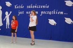 Na scenie stoją solistki chóru Tu Tu i śpiewają piosenkę.