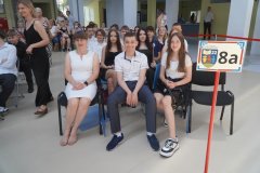 Uczniowie klasy 8a wraz z wychowawczynią.
