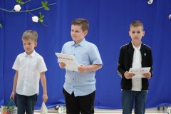 Na tle okolicznościowej dekoracji widać Laureatów Szkolnego Konkursu Ortograficznego O pióro Dyrektora Szkoły.