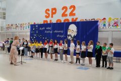 Na tle okolicznościowej dekoracji widać Uczniów klasy 3d podczas Ich minikoncertu.