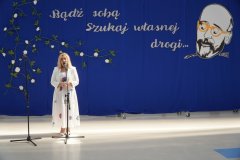 Na tle okolicznościowej dekoracji widać Dyrektora Szkoły- p. Marlenę Błachowicz, podczas Jej wystąpienia.