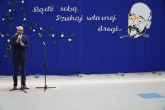 Na tle okolicznościowej dekoracji widać Przewodniczącego Rady Rodziców- p. Przemysława Zielińskiego, podczas Jego wystąpienia