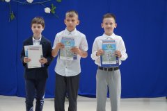 Na tle okolicznościowej dekoracji widać Laureatów Międzynarodowego Konkursu  Kangur Matematyczny.