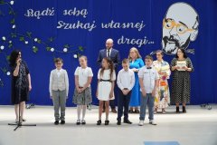 Na tle okolicznościowej dekoracji widać Laureatów Szkolnej Ligi Przedmiotowej z edukacji polonistycznej.