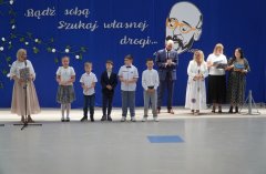 Na tle okolicznościowej dekoracji widać Laureatów Ogólnopolskiej Olimpiady Przedmiotowej Olimpusek.