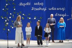 Na tle okolicznościowej dekoracji widać Laureatów Szkolnej Ligi Przedmiotowej z języka angielskiego.