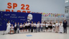 Na tle okolicznościowej dekoracji widać Uczniów klasy 3a po otrzymaniu nagród- pamiątek ukończenia I etapu edukacji. Towarzyszy Im Wychowawca- p. Agnieszka Jaroszewska oraz Nauczyciel współorganizujący kształcenie- p. Justyna Kamelska- Brzeszcz.