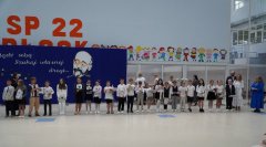 Na tle okolicznościowej dekoracji widać Uczniów klasy 3b po otrzymaniu nagród- pamiątek ukończenia I etapu edukacji. Towarzyszy Im Wychowawca- p. Anna Kowalska oraz Asystent- p. Kinga Tobota.