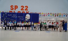 Na tle okolicznościowej dekoracji widać Uczniów klasy 3d po otrzymaniu nagród- pamiątek ukończenia I etapu edukacji. Towarzyszy Im Wychowawca- p. Lidia Dziewięcka.