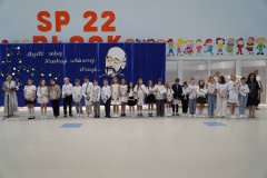 Na tle okolicznościowej dekoracji widać Uczniów klasy 3e po otrzymaniu nagród- pamiątek ukończenia I etapu edukacji. Towarzyszy Im Wychowawca- p. Ewa Rudowska.