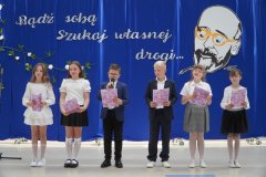 Na tle okolicznościowej dekoracji widać Przedstawicieli poszczególnych klas trzecich podczas wygłaszania podziękowań skierowanych do pedagogicznych oraz administracyjnych Pracowników Szkoły.