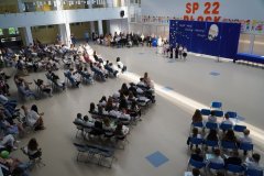 Na tle okolicznościowej dekoracji widać Przedstawicieli poszczególnych klas trzecich podczas wygłaszania podziękowań skierowanych do pedagogicznych oraz administracyjnych Pracowników Szkoły.