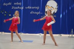 Na tle okolicznościowej dekoracji Trzecioklasistki prezentują układ taneczny.