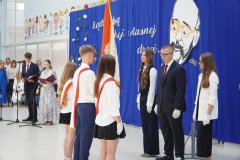 Przekazanie pocztu sztandarowego przez Uczniów klas ósmych – reprezentantom klas siódmych.