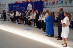 Na scenie stoją nagrodzeni Uczniowie klasy 8c z Panią Wicedyrektor, Przewodniczącym Rady Rodziców i Wychowawcą.