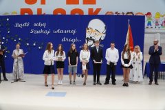 Na scenie stoją nagrodzeni Uczniowie klasy 8e z Panią Dyrektor i Przewodniczącym Rady Rodziców.