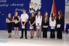 Na scenie stoją nagrodzeni Uczniowie z klasy 8f.
