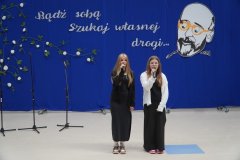 Na scenie stoją solistki chóru Tu Tu i śpiewają piosenkę.