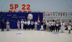 Na scenie stoją rodzice klasy 8c nagrodzeni Listami Gratulacyjnymi w towarzystwie Pani Dyrektor i Wychowawcy klasy.