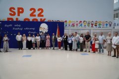Na scenie stoją Rodzice klasy 8d nagrodzeni Listami Gratulacyjnymi.